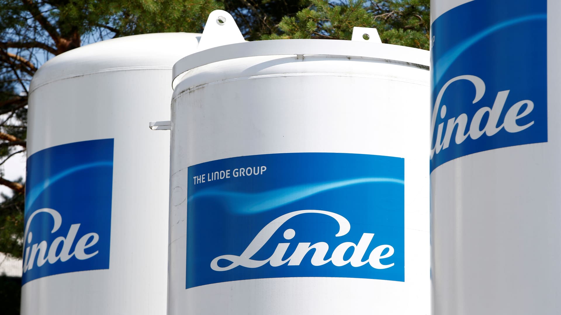 We own Linde to deliver in tough times. It didn’t disappoint this quarter